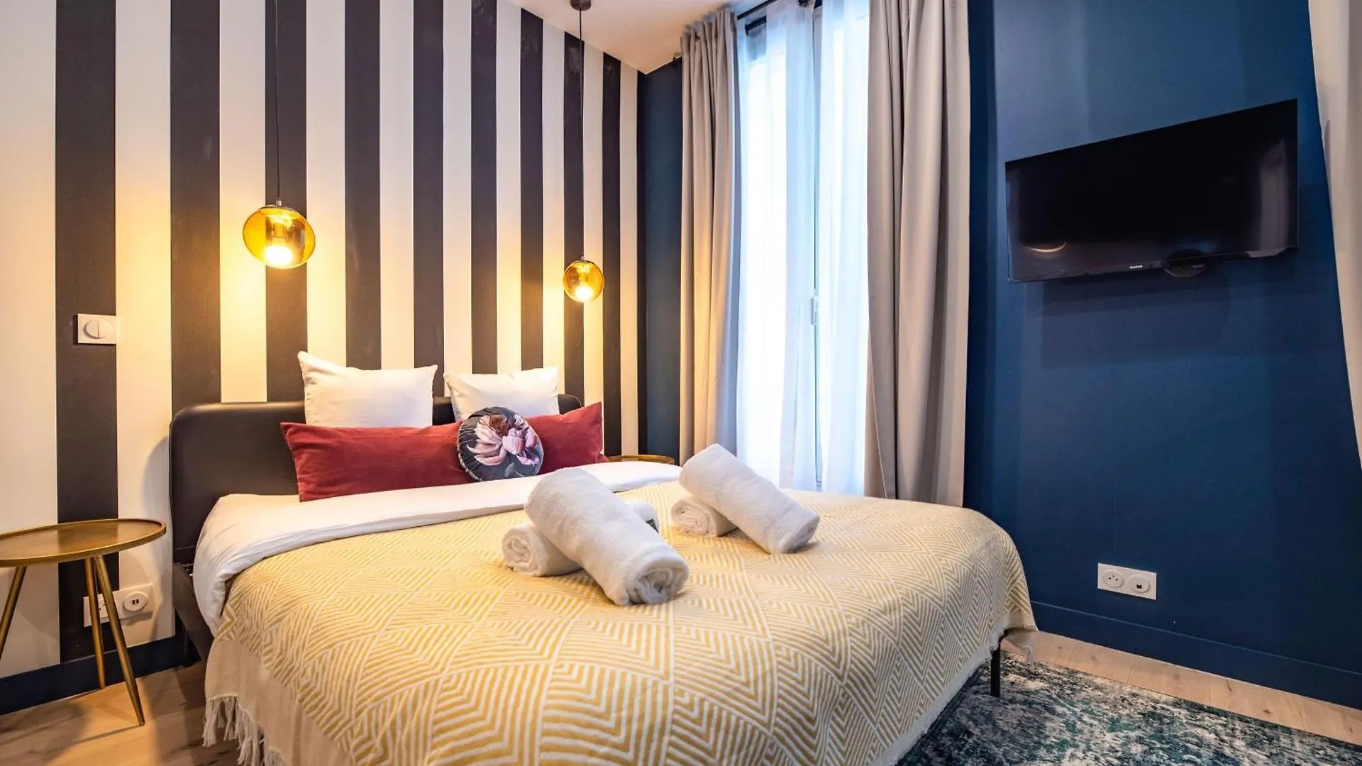 Monsieur Pigalle Paris 0*,